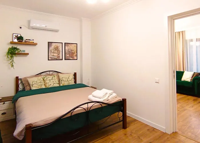 Casa De Sub Nuc Vila *